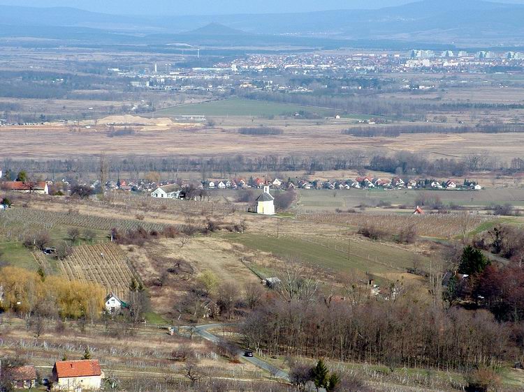 Kilátás a Kő orráról Lesenceistvándra