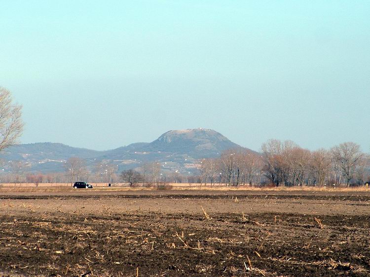 Feltűnik előttünk a csobánc is