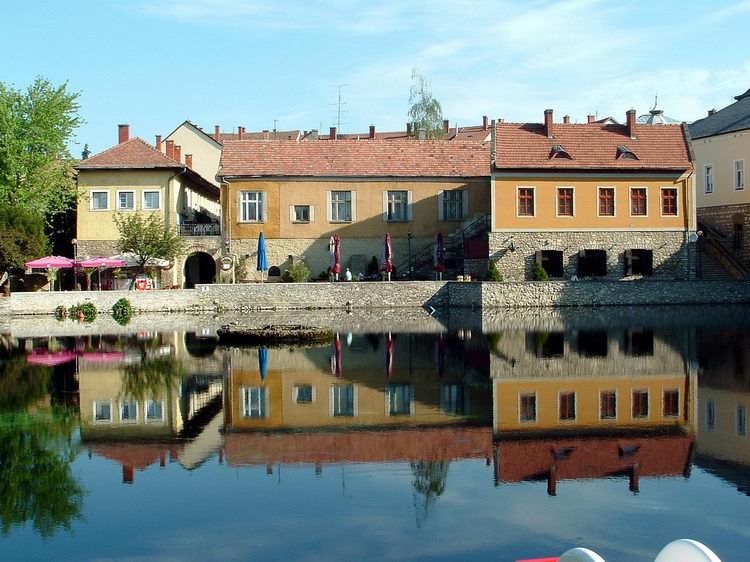 Tapolca - A Malom-tó partján álló lakóházak