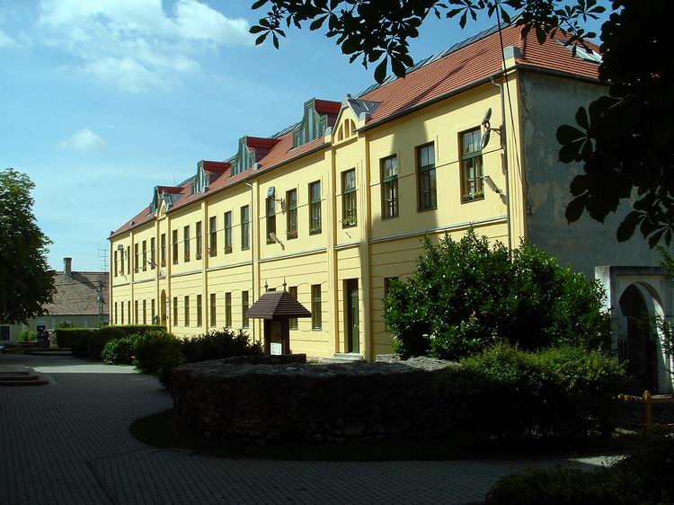 Tapolca - A vár romjaira iskola épült 1.