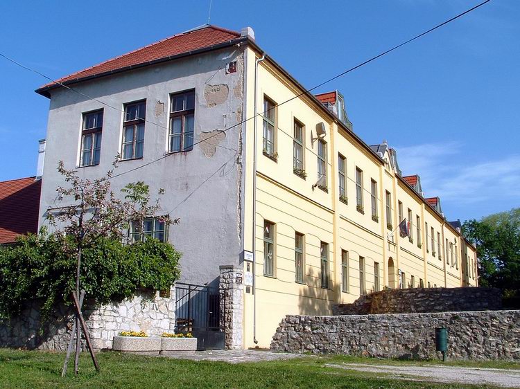 Tapolca - A vár romjaira iskola épült 2.