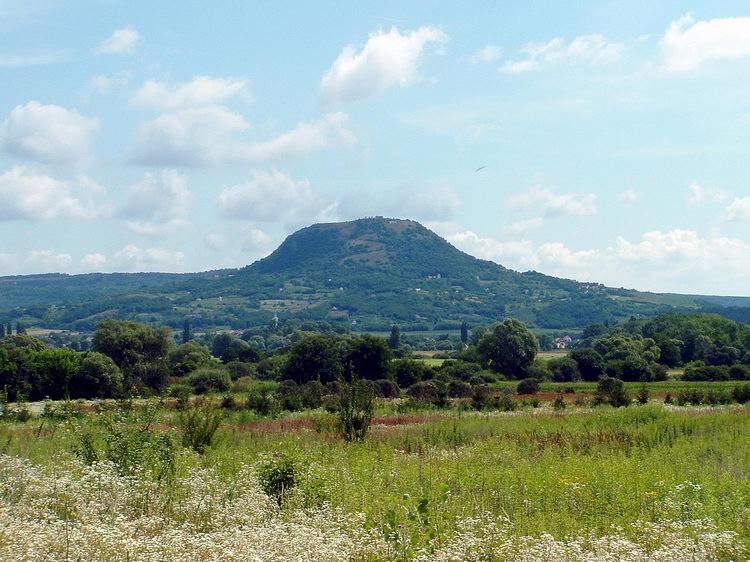 A mezőről jól látszik a Csobánc is