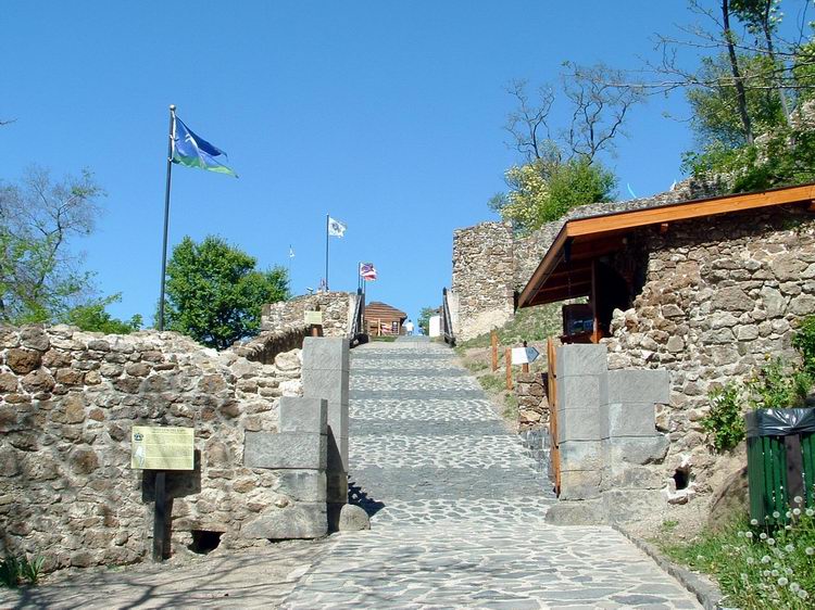 Szigliget - A vár feljáróútján