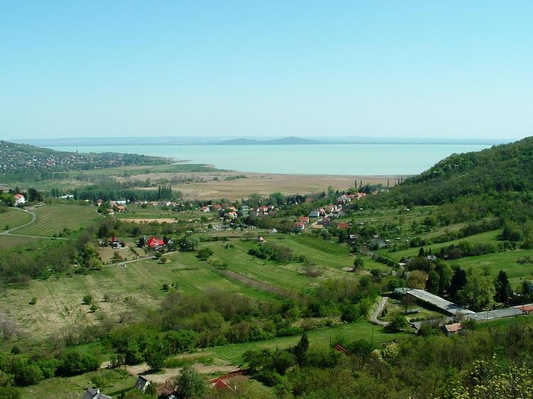 Szigliget - Jól látszik a Balaton is a várfalakról