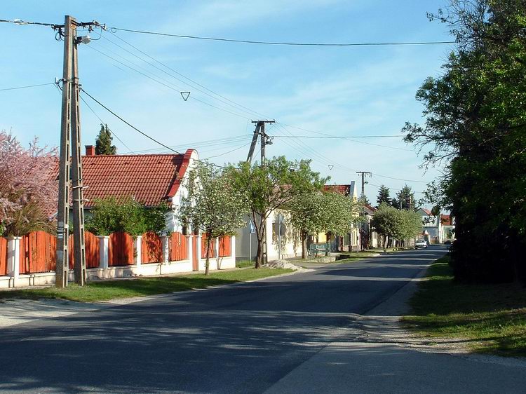 Badacsonytördemic - A falu főutcáján