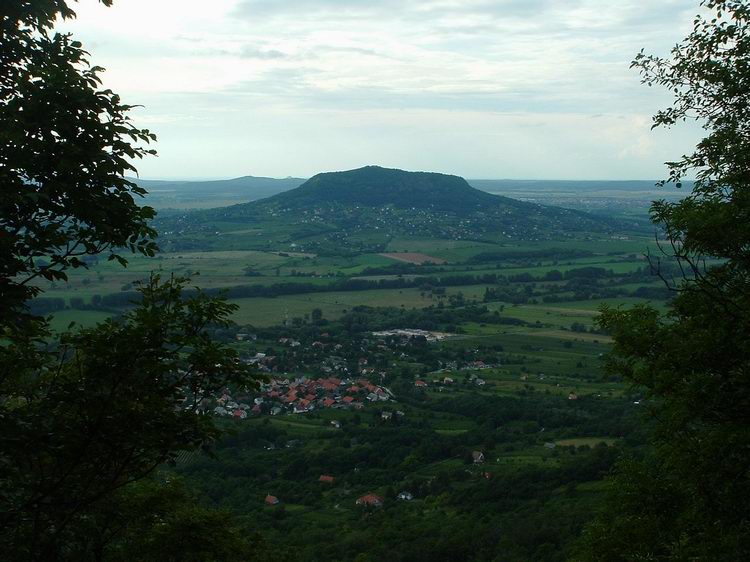 Badacsony - Kilátás a Szent György-hegyre a fennsík pereméről