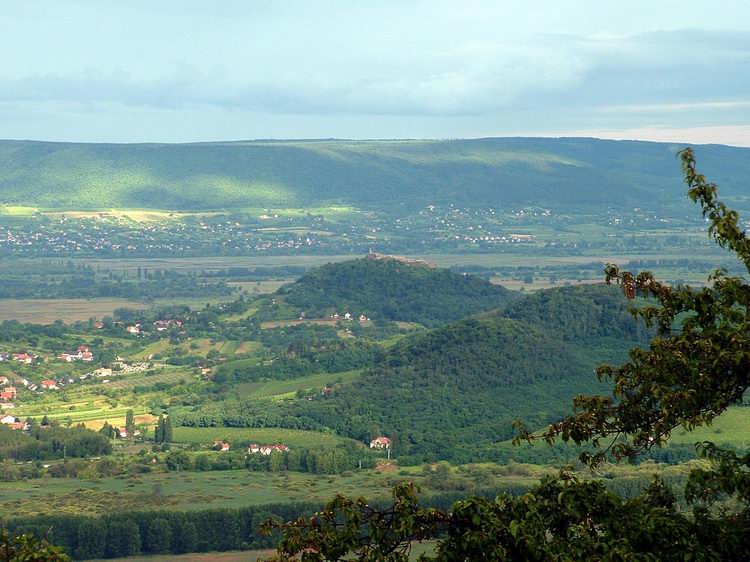 Badacsony - Még Szigliget vára is látszik a kereszttől