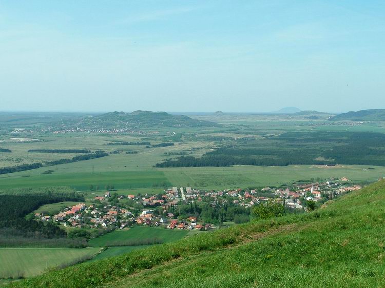 Csobánc - Kilátás a hegy tövében fekvő Díszelre és a Halápra