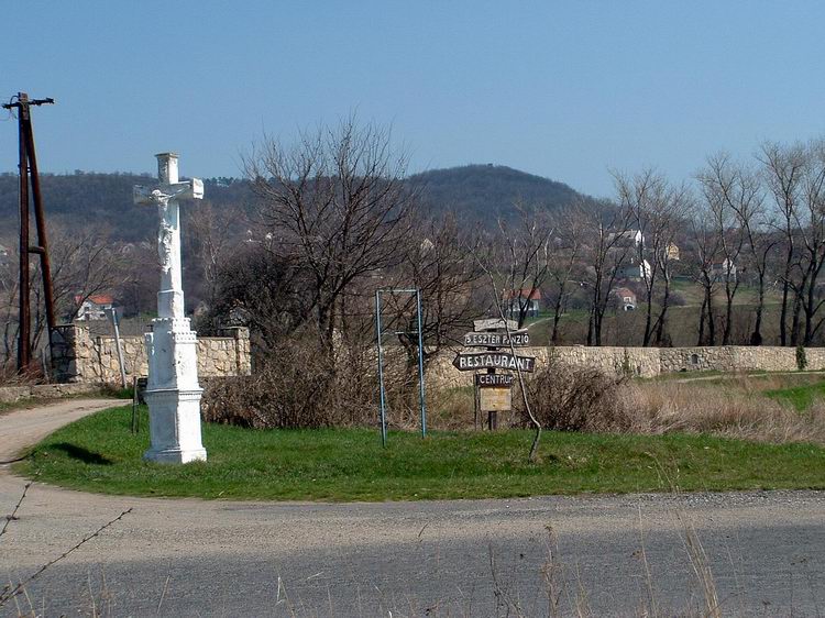 Egy kőkeresztnél térünk le az aszfaltútról a Fekete-hegy felé