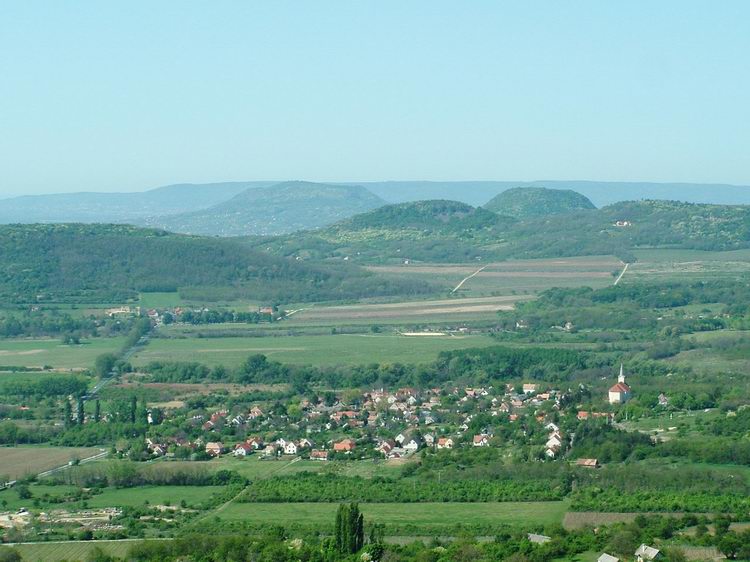 Fekete-hegy - Kilátás Szentbékkállára, a Szent György-hegyre és a Csobáncra