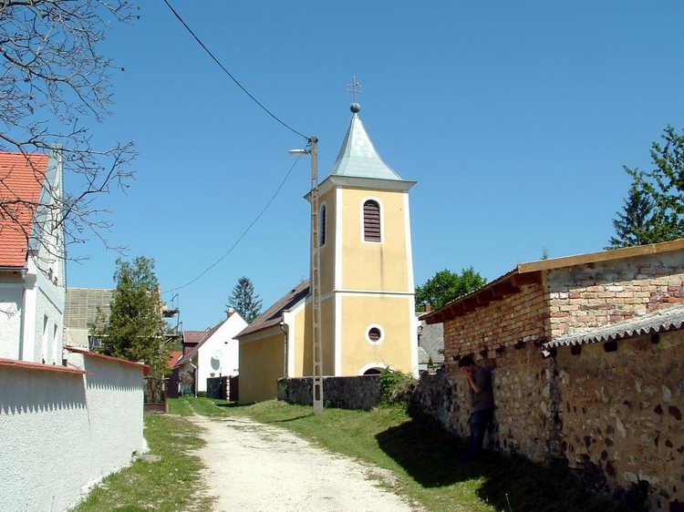 Balatonhenye csöppnyi katolikus temploma