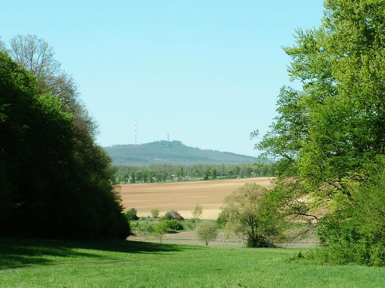 A nyiladék végén feltűnik a Kab-hegy