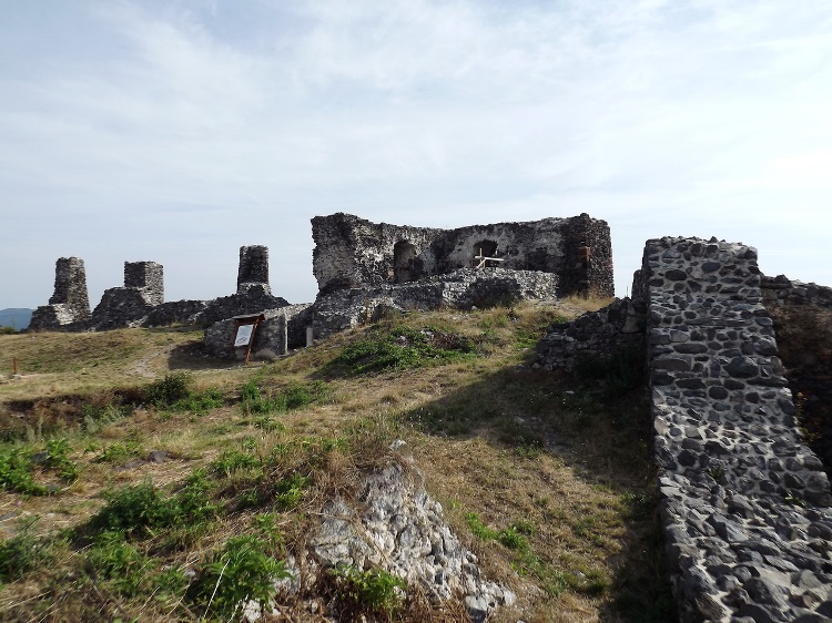 Csobánc - A hegytetőt körbejárva érkezünk a romos várhoz