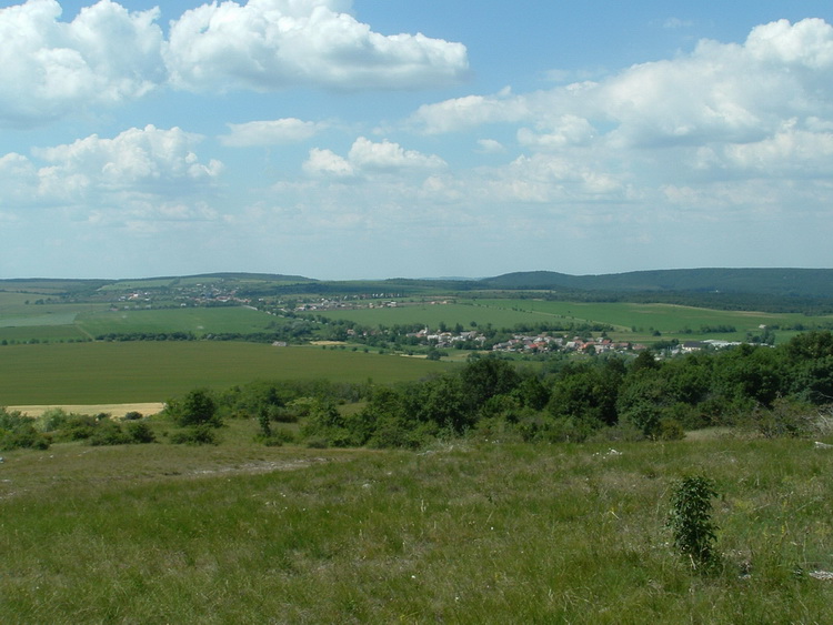 Észak felé látszik Gúttamási és Isztimér is a Bogrács-hegyről