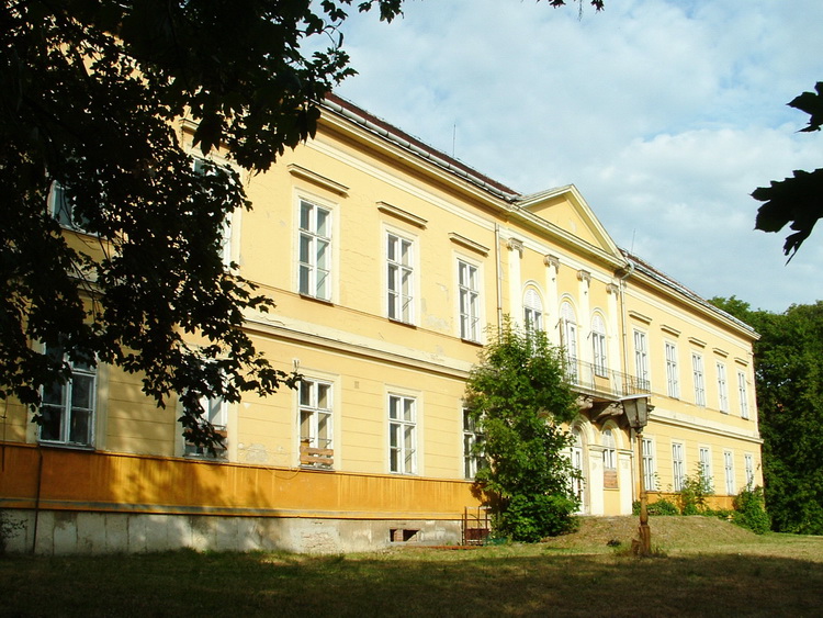 The dying, closed Hochburg-Lamberg mansion