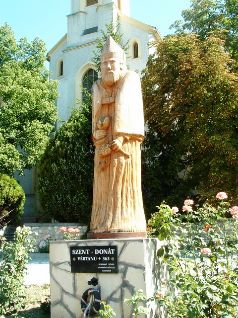 Csókakő - Szent Donát szobor a templom előtt