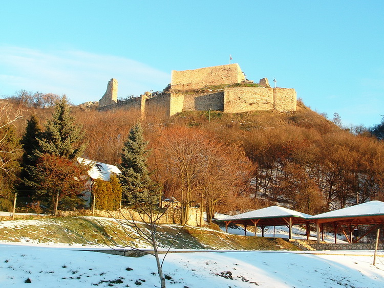 Csókakő - A vár látképe télen