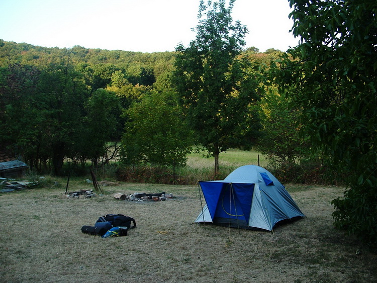 Mindeszentpusztán - Sátorozás a turistaház udvarán