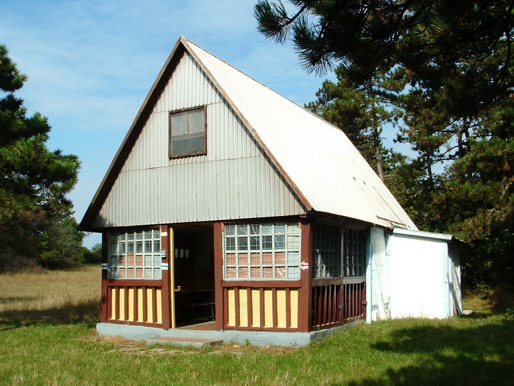 Hikers' shelter on the clearing of Somlyó