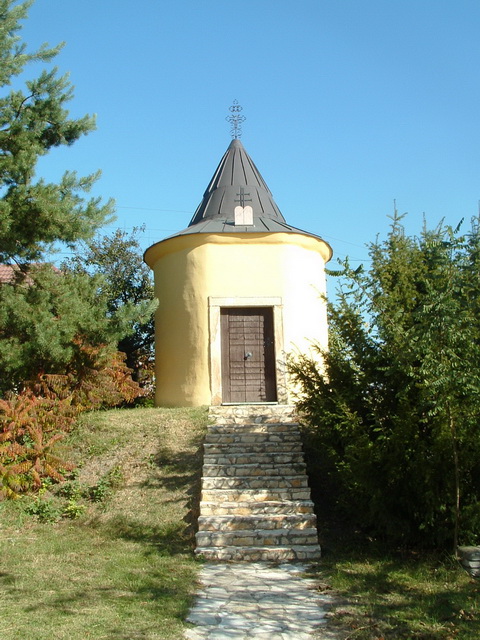 Tokod - Kápolna a főutcán