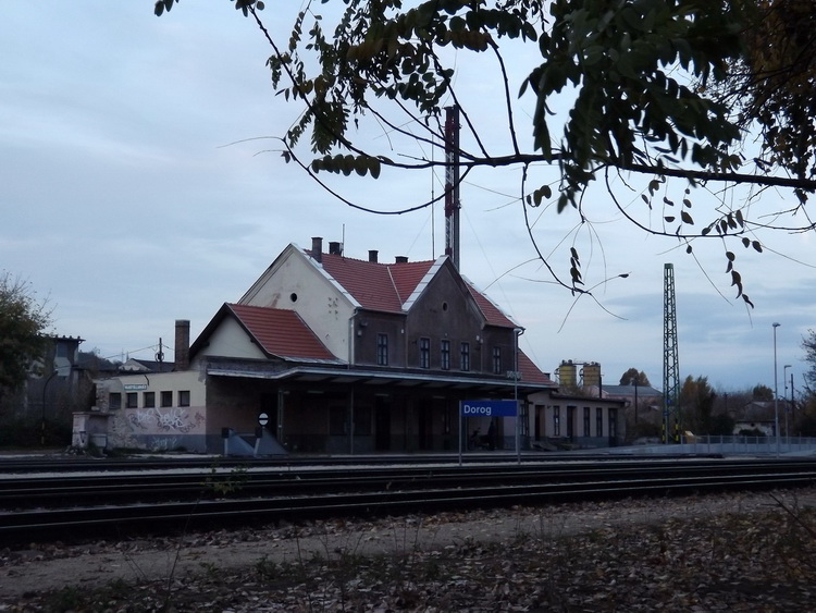 Dorog - A vasútállomás egy őszi hajnalon