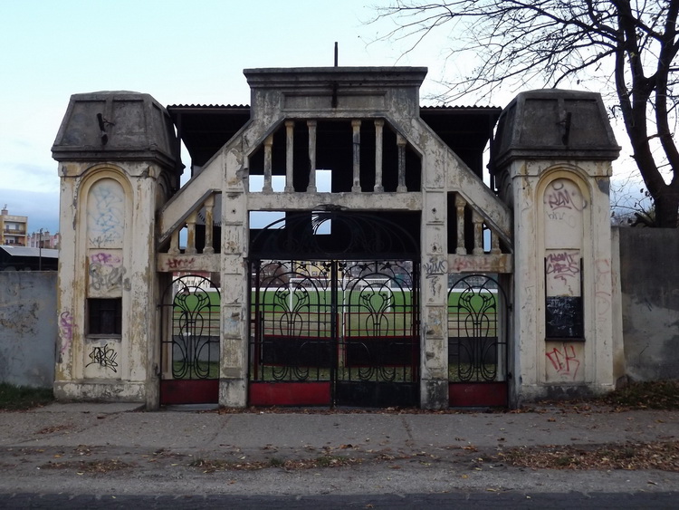 Dorog - A futballpálya kovácsoltvas kapuja