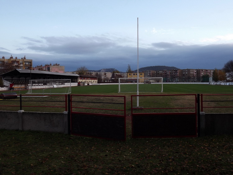 Dorog - A futballpálya a kovácsoltvas kapun keresztül nézve