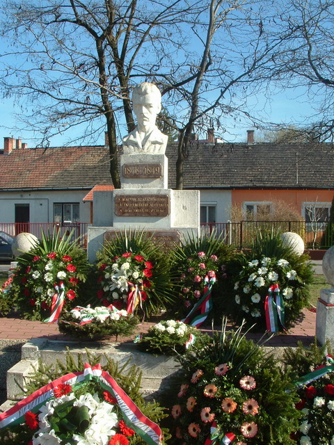 Dorog - Petőfi szobor a költőről elnevezett terecske parkjában