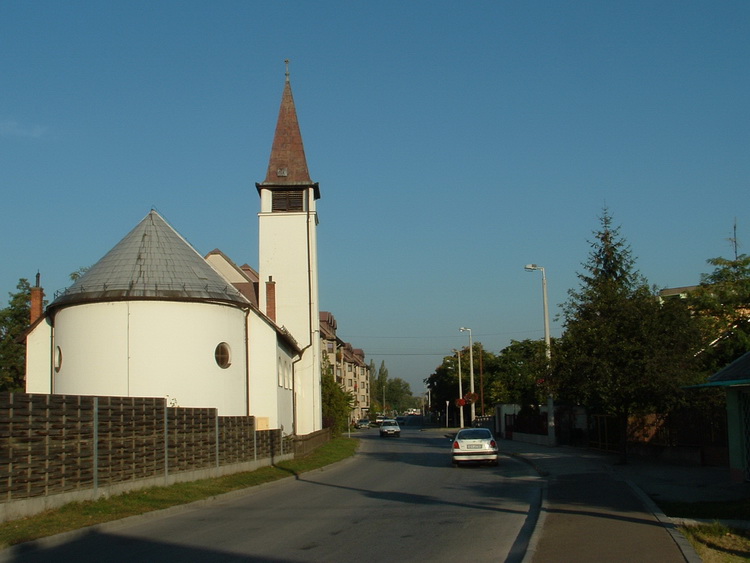 Dorog - A Köztársaság úton áll a református templom