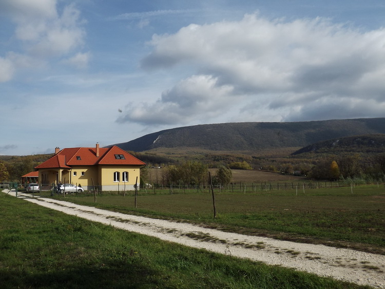 Piliscsév - Visszatekintés a Pilisre a falu határából