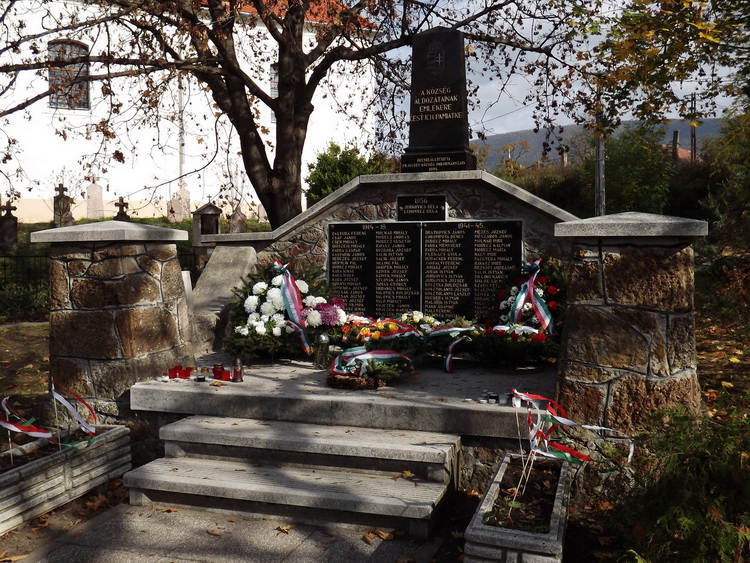 Piliscsév - Világháborús emlékmű a templom mellett