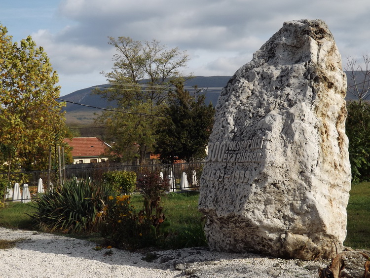Piliscsév - A falu 300 éves fennállását hirdető emlékkő