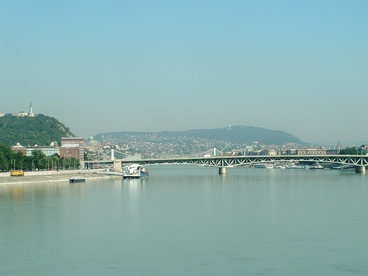 Budapest - Dunai kilátás a Nemzeti Színháztól