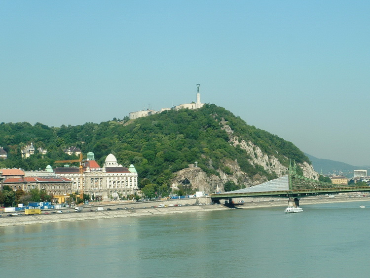 Budapest - A Gellért-hegy a pesti oldalról nézve