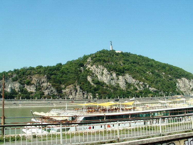 Budapest - A Gellérthegy a Szabadság-hídtól fényképezve