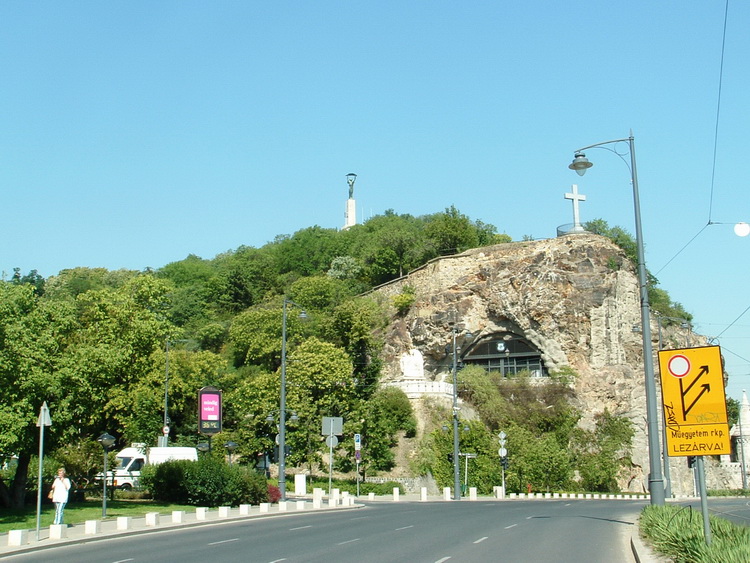 Budapest - A Gellérthegy a Gellért térről fényképezve