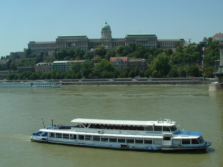 Budapest - A Budai Vár a Lánchíd pesti hídfőjétől nézve
