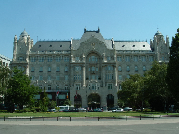 Budapest - A Gresham palota a Lánchíd pesti hídfőjénél