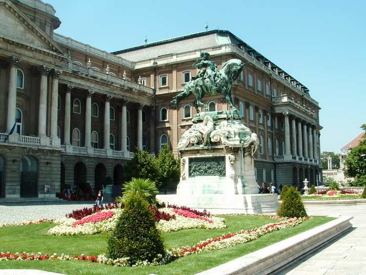 Budapest - A Savoyai Jenő szobra a Budai Vár előtt