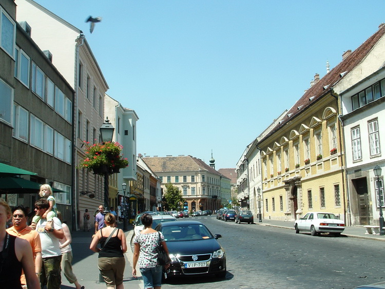 Budapest - Turisták a Tárnok utcán