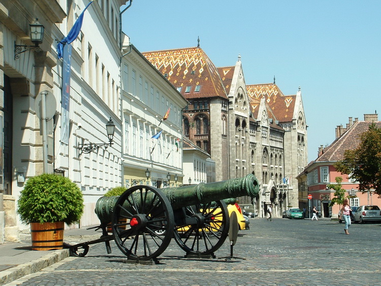 Budapest - Öreg ágyú az Országos Levéltár előtt
