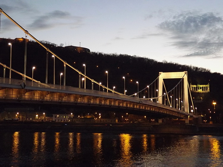 Budapest - Az Erzsébet-híd alkonyatkor