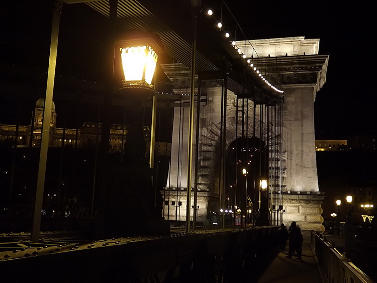 Budapest - A Széchenyi Lánchídon este