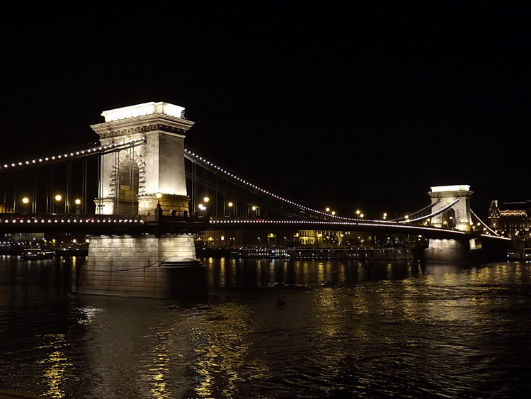 Budapest - A kivilágított Lánchíd 2.