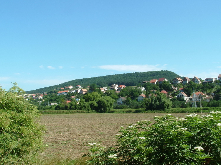 Előttünk emelkedik a Köves-bérc