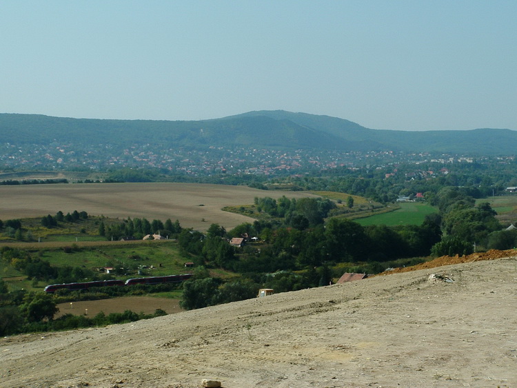 Kilátás a Solymári-völgyre és a mögötte álló Nagy-szénásra