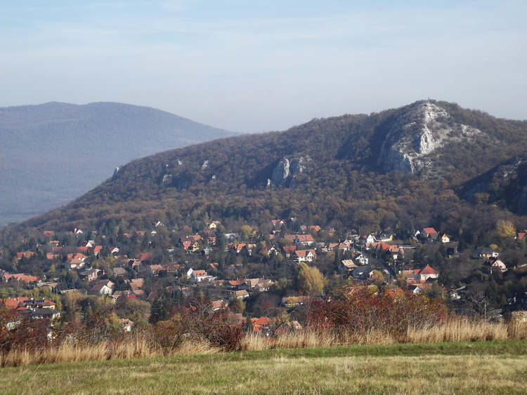 Kilátás a Csobánkai-nyeregből Csobánkára és az Oszolyra ősszel