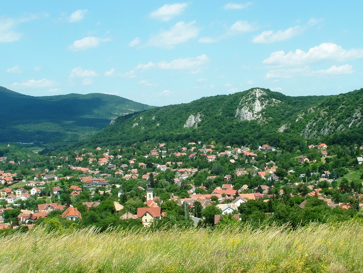 Kilátás a Csobánkai-nyeregből Csobánkára és az Oszolyra nyáron
