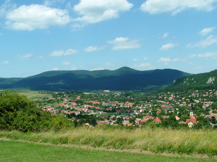 Kilátás a nyeregből Csobánkára és a Nagy-Csikóvárra