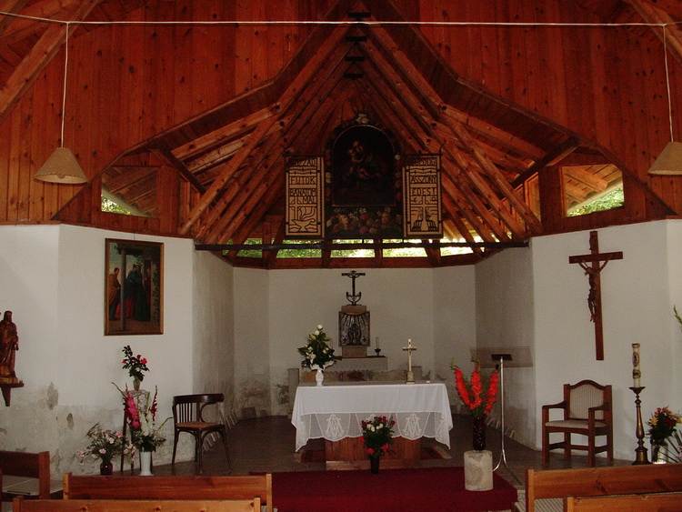 A Csobánkai Szent-kút kápolnája belülről